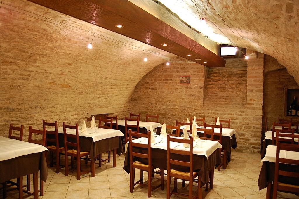 Hotel Du Donjon Champlitte-et-le-Prélot Esterno foto